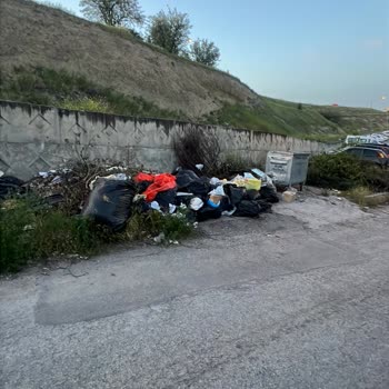 Ankara Yenimahalle'de 1 Aydır Çöpler Toplanmıyor, Başvurulara Dönüş Yapılmıyor