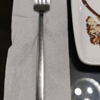 Yanlış Tatlı Ve İlgisiz Servis Deneyimi