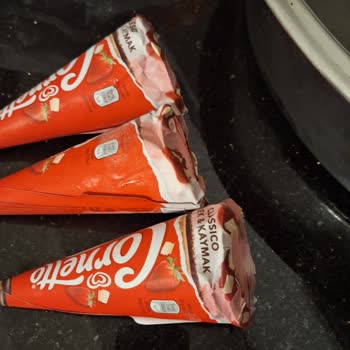 Erimiş Dondurma Ve Hijyensiz Poşetlerle Kötü Hizmet