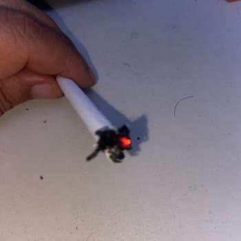 Marlboro Red Long Kalitesi Düştü, İçinden Odun Çıkıyor Ve Yanmıyor
