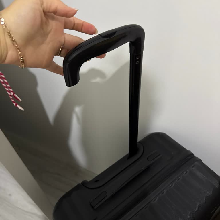 Antalya Havalimanında Kırılan Valizime Pegasus'tan Cevap Alamıyorum