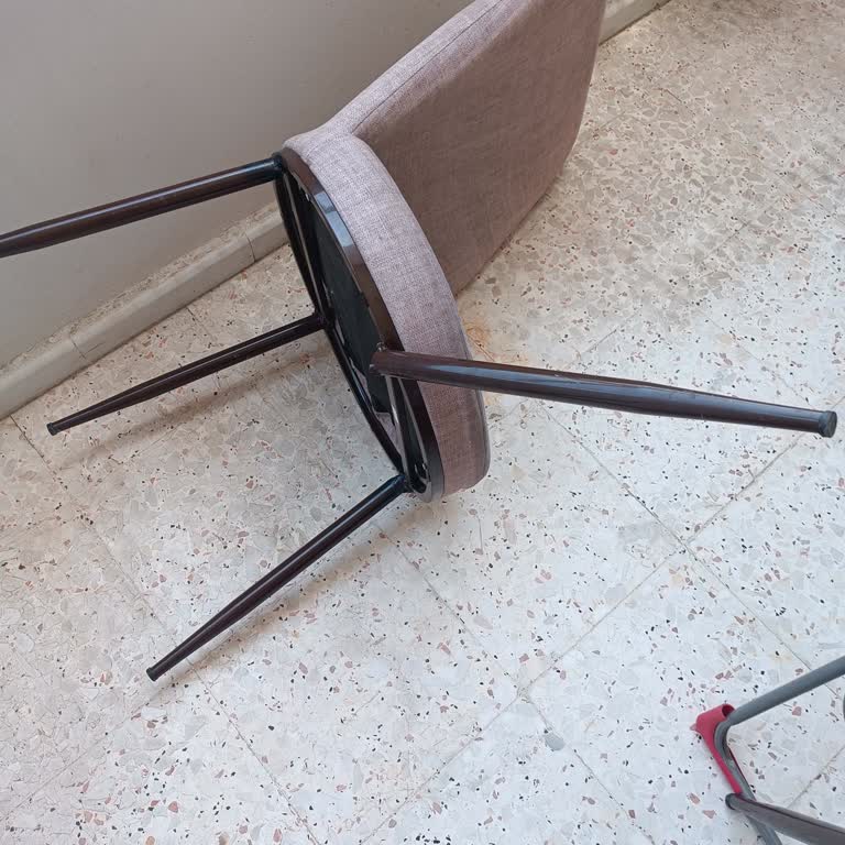 Vivense Kısa Sürede Kullanılamaz Hale Gelen Masa Sandalye Takımı