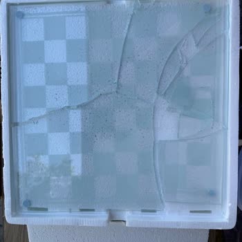 Kırık Gelen Cam Satranç Takımı Ve İletişim Sorunu