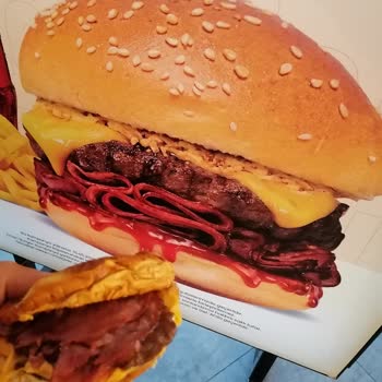 Görseldeki Burgerle Sunulan Ürün Farklıydı