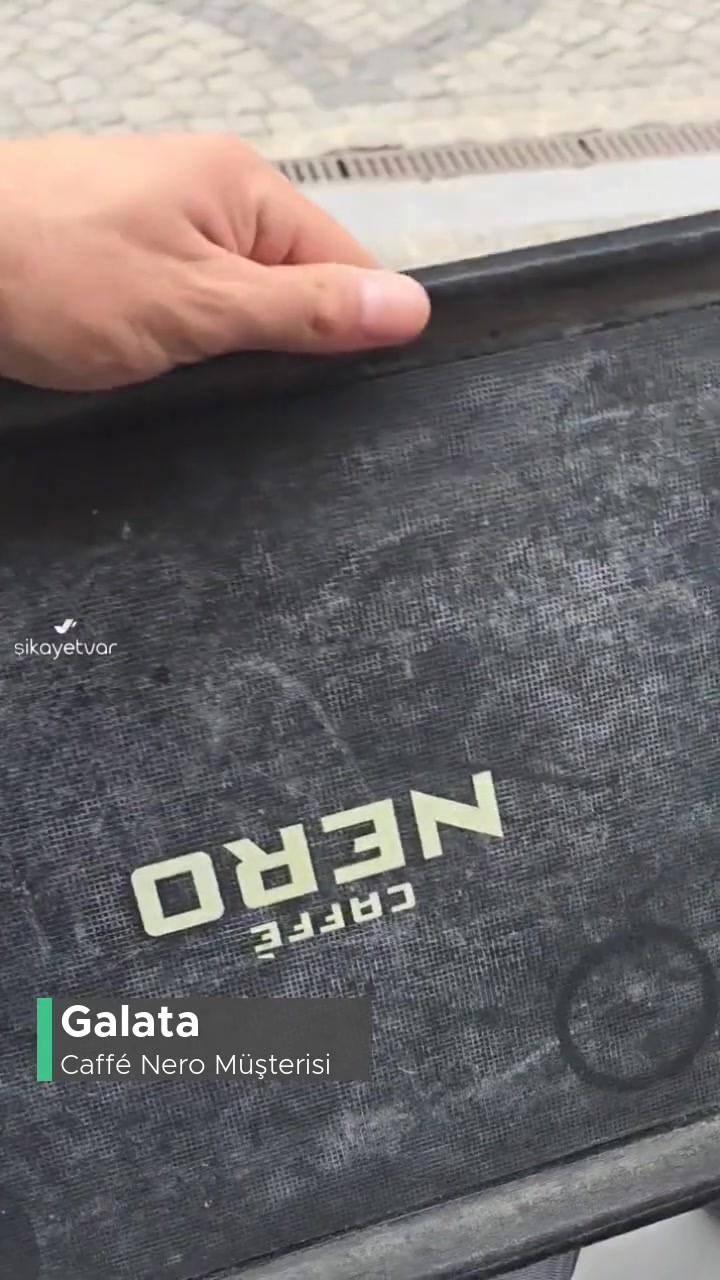 Caffé Nero Çöpten Alınmış Bir Tepsi İle Sunum Yapılmaz videonun kapak resmi