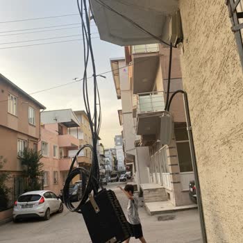İnternet Kutusu Balkonda Tehlikede Bırakıldı!