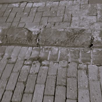 35 Yıllık Kaldırım Ve Parke Taşları Yenilenmeli