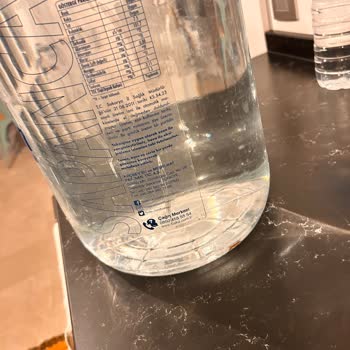 Fuska Damacana Suyunda Kahverengi Yabancı Maddeyle Karşılaştım