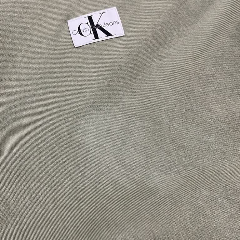 Yüksek Fiyatlı T-shirtte Hızlı Solma Ve İlgisiz Mağaza Deneyimi