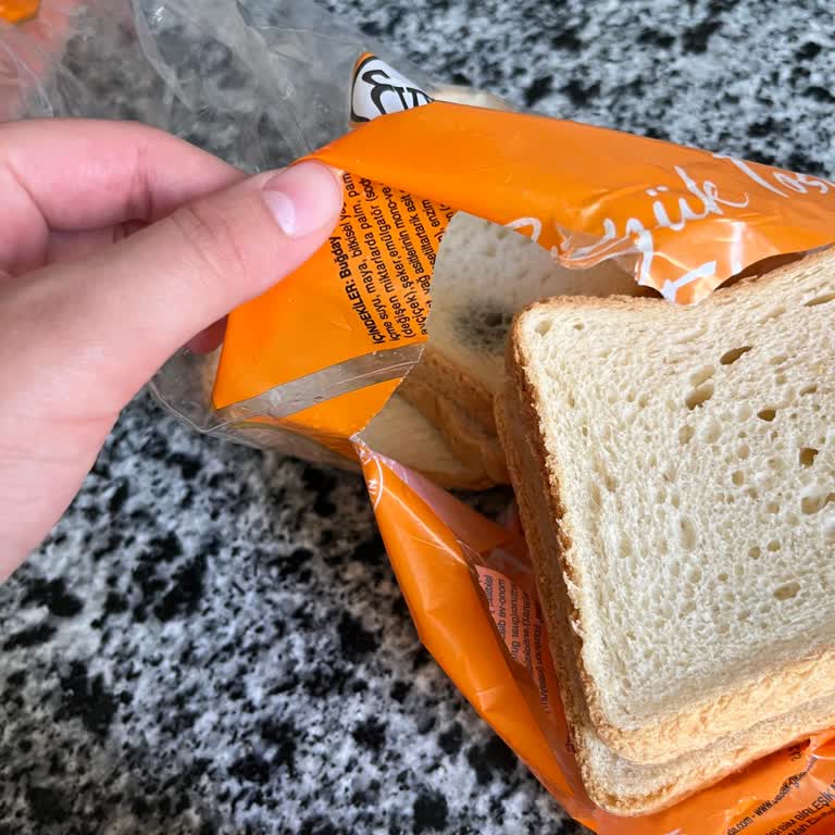 BİM Tost Ekmeğinde Sürekli Küf Sorunu Yaşanıyor