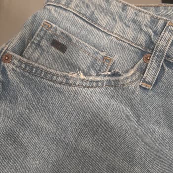 Yeni Alınan Jean Ve Tişörtte Hızlı Deformasyon Ve İlgisiz Müşteri Hizmeti