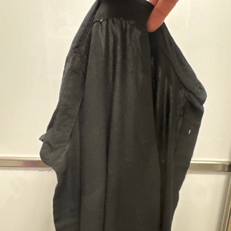 Beden Etiketi Kesilmiş Gömlek Ve İlgisiz Müşteri Hizmetleri