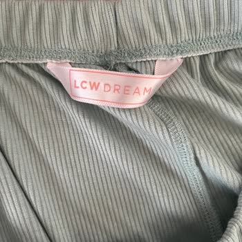 Aldığım Şortta Birden Fazla Delik Çıktı, Mağaza Kalitesine Yakışmadı