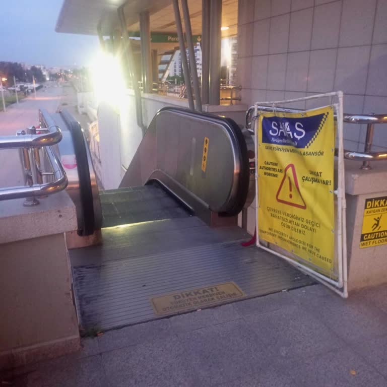 Mavişehir İZBAN'da Yürüyen Merdiven Arızası Ve Site Üzerinden Şikayet İletilememesi