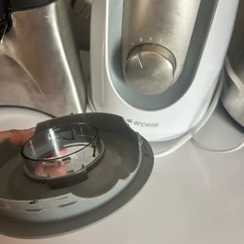 Cam Blenderın Plastik Kapağı Parçalanıyor Ve Kullanımı Zorlaştırıyor