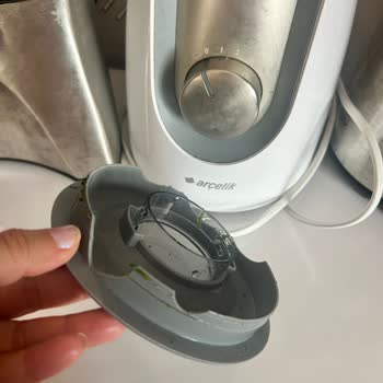 Cam Blenderın Plastik Kapağı Parçalanıyor Ve Kullanımı Zorlaştırıyor