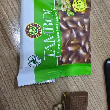 Fıstıklı Çikolatadan Çıkan Taş Dişimi Kırdı