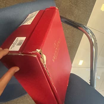 Shopierden Alınan Valentino Ayakkabılar Sahte Çıktı Kutusu Yırtık Ve Plastik Kokuyor