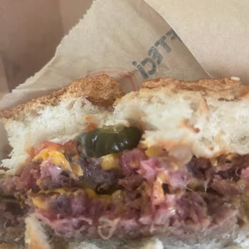 Çiğ Burgerle Sağlığımızı Riske Attılar!