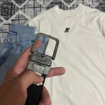 İki Kez Giyilen Mavi Tişörtte Delik Sorunu