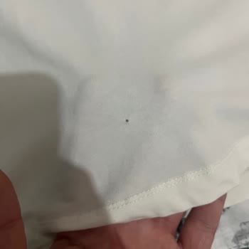 İki Kez Giyilen Mavi Tişörtte Delik Sorunu