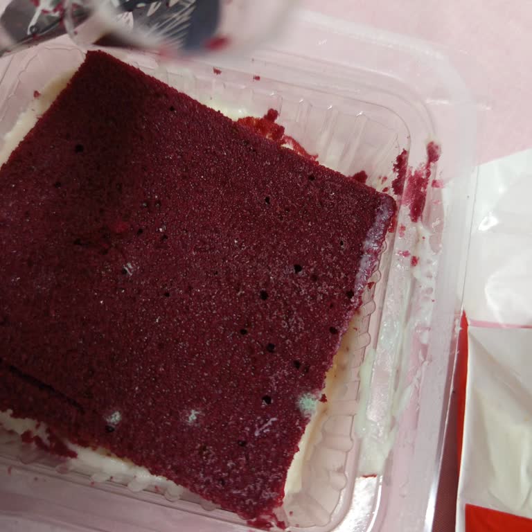 Küflü Tatlı Gönderildi, Sağlığım Tehlikeye Girdi