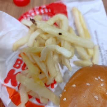 Trabzon Varlıbaş AVM'de Hamburger Siparişiyle İlgili Olumsuz Deneyim
