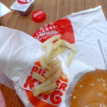 Trabzon Varlıbaş AVM'de Hamburger Siparişiyle İlgili Olumsuz Deneyim