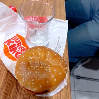 Trabzon Varlıbaş AVM'de Hamburger Siparişiyle İlgili Olumsuz Deneyim