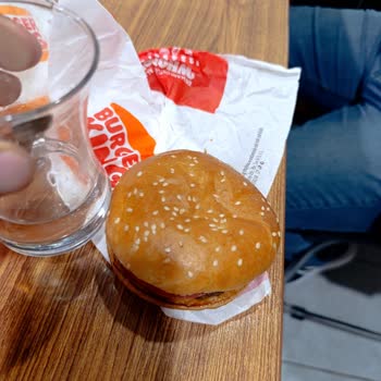 Trabzon Varlıbaş AVM'de Hamburger Siparişiyle İlgili Olumsuz Deneyim