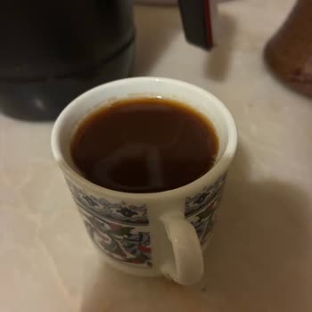 Kahve Makinesi Sürekli Taşıyor Ve Köpüksüz Kahve Yapıyor