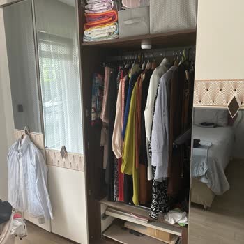 Gardırop Kapakları 4 Aydır Değiştirilmedi, Mağaza İlgisiz