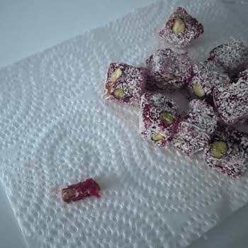 Lokumdan Çıkan Ağaç Parçası Dişimi Mahvetti, Kimse Dönmüyor!