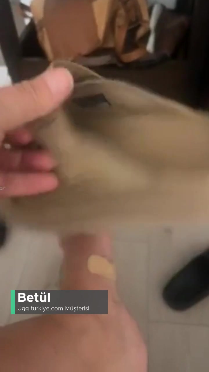 Ugg Terlik Ayağımı Vurdu Çok Rahatsız Edici! videonun kapak resmi