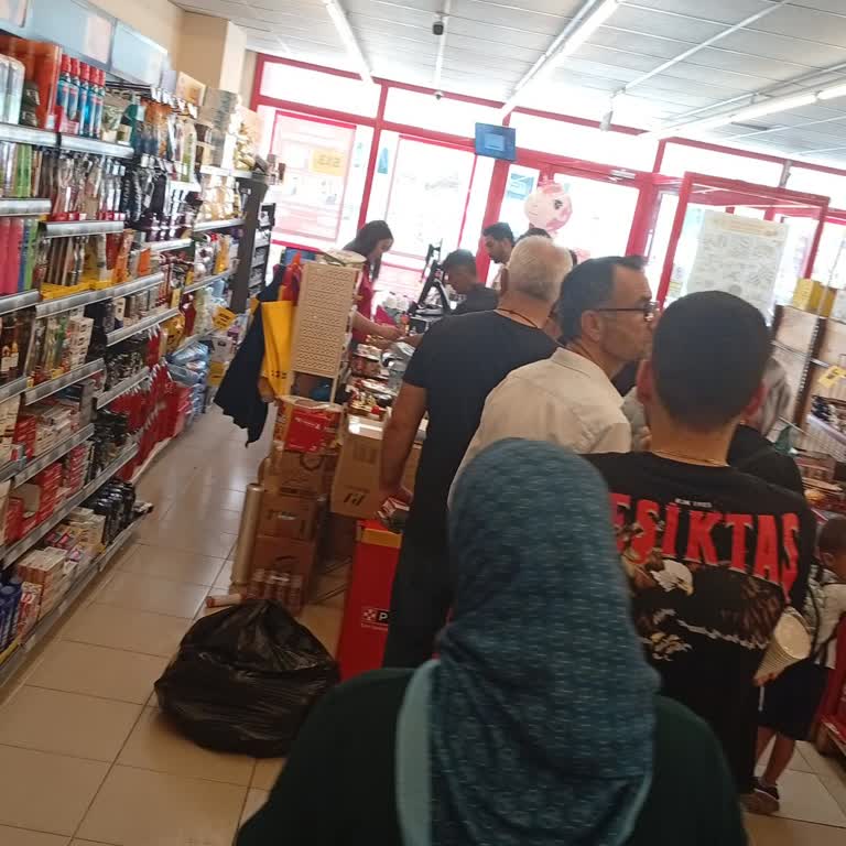 Uzun Kasa Kuyruğunda İlgisiz Kasiyer Sorunu