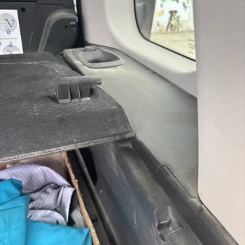 Yeni Aldığım Rifter Aracın Kapı Ve Bagajından Toz Alması Ve Bayinin İlgisizliği