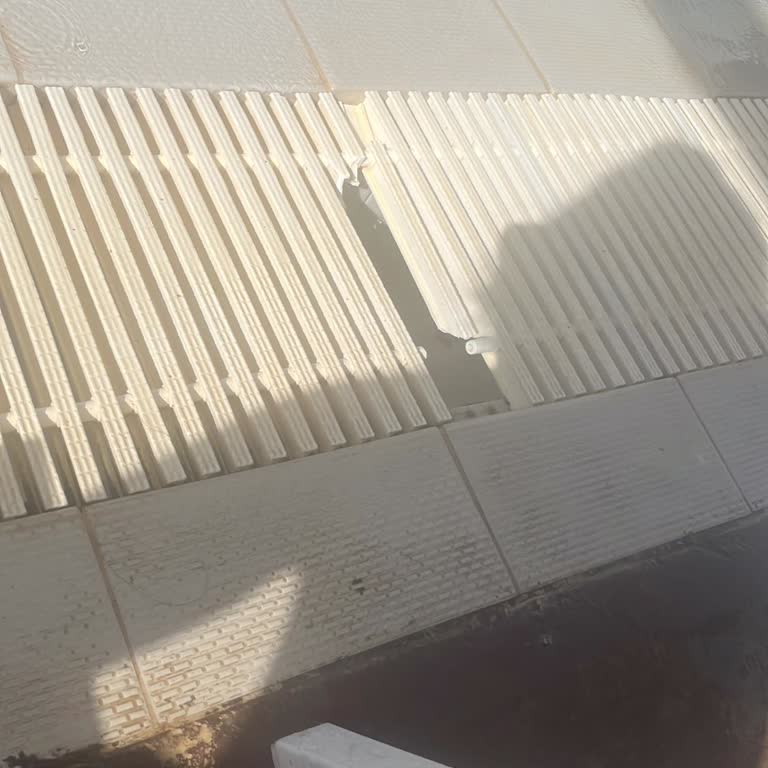Otelin Havuz Kenarındaki Tehlikeye İlgisiz Kalması Hayal Kırıklığı