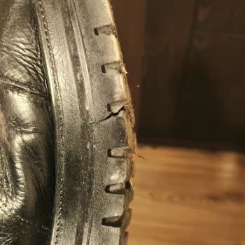 Suela rota en bota Harley Davidson pese a buen uso y cuidado