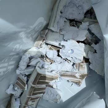 İkinci Giyimde Tabanı Dağılan Ayakkabı İçin Şaşkınlık Ve Mağduriyet