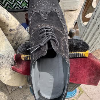 İkinci Giyimde Tabanı Dağılan Ayakkabı İçin Şaşkınlık Ve Mağduriyet