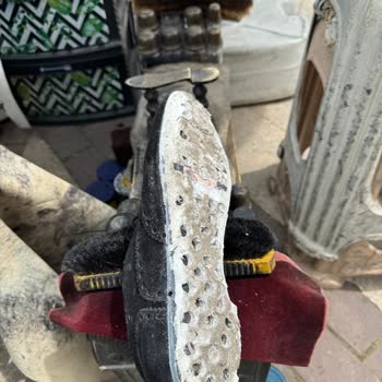 İkinci Giyimde Tabanı Dağılan Ayakkabı İçin Şaşkınlık Ve Mağduriyet