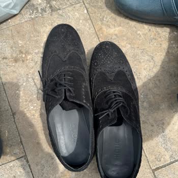 İkinci Giyimde Tabanı Dağılan Ayakkabı İçin Şaşkınlık Ve Mağduriyet