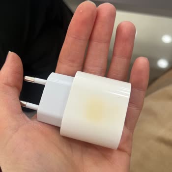 Apple Şarj Aletim Prizde Aşırı Isındı Ve Yanık İzi Bıraktı