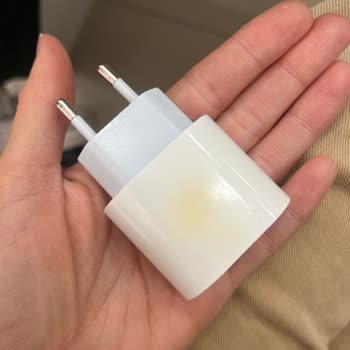 Apple Şarj Aletim Prizde Aşırı Isındı Ve Yanık İzi Bıraktı