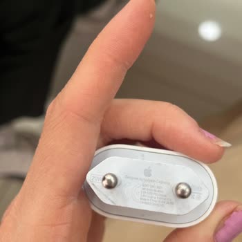 Apple Şarj Aletim Prizde Aşırı Isındı Ve Yanık İzi Bıraktı