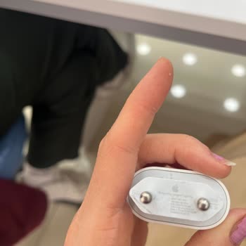 Apple Şarj Aletim Prizde Aşırı Isındı Ve Yanık İzi Bıraktı