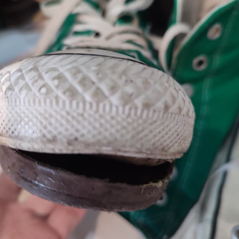 Ayakkabıların Tabanı Çok Kısa Sürede Çıktı, Paramız Boşa Gitti