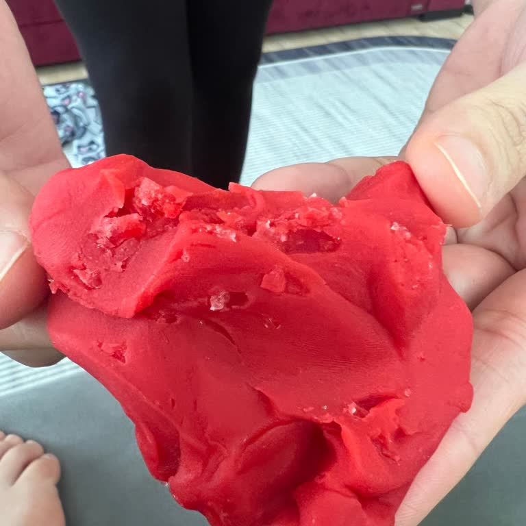 Oyun Hamurunda Cam Parçası Şoku: Çocuklar İçin Tehlike!