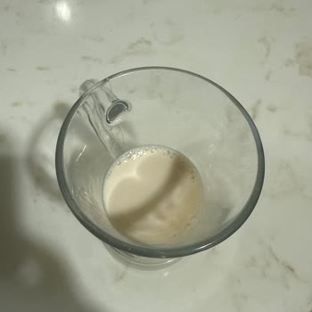 Laktozsuz Sütün Rengi Kahverengi Çıktı, Sağlık Riski Var Mı?