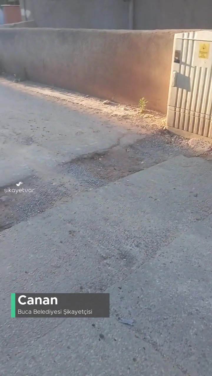 Buca Belediyesi Asfalt Atılmalı Videoda Göründüğü Gibi Araçlar Altını Sürterek Geçiyor! videonun kapak resmi